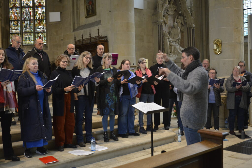 Der Westfälische Kammerchor Münster und sein Chorleiter Nicol Matt während der Probe am 8. November 2025 in St. Martinus Nottuln